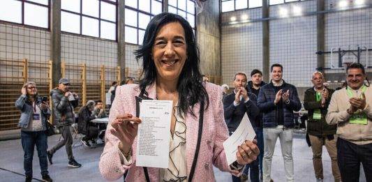 FOTOGRAFÍA. VITORIA (ÁLAVA) LAS VASCONGADAS (REINO DE ESPAÑA), 21 DE ABRIL DE 2024. VOX seguirá en el Parlamento vascongado al 52 % del escrutinio. Amaia espera votaciones "libres y limpias sin yugo separatista". La candidata de VOX a Lehendakari, Presidente del Gobierno autonómico español de la Comunidad autónoma de Las Vascongadas, María Amaia Martínez Grisaleña (Amaia Martínez), ha ejercido su derecho a voto a las 12:15 horas del mediodía de esta mañana en el Centro Cívico Iparralde de Vitoria, en la provincia de Álava (Las Vascongadas), arropada por los apoderados de su partido, quienes han recibido entre aplausos y emociones a la voz de las clases obreras vascongadas y la de la Resistencia vascongada frente al separatismo y la violencia del filoterrorismo etarra y a la banda terrorista separatista y comunista ETA (EH Bildu). Lasvocesdelpueblo (Ñ Pueblo)