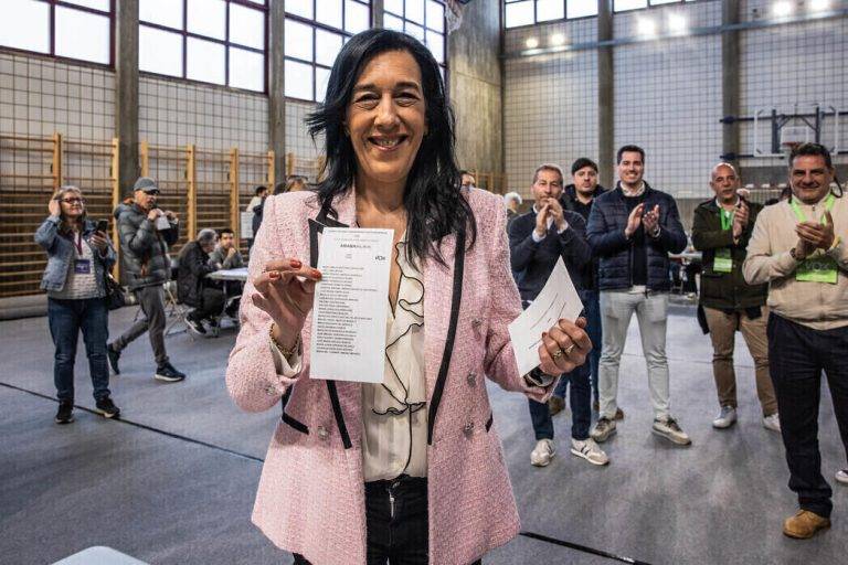 FOTOGRAFÍA. VITORIA (ÁLAVA) LAS VASCONGADAS (REINO DE ESPAÑA), 21 DE ABRIL DE 2024. VOX seguirá en el Parlamento vascongado al 52 % del escrutinio. Amaia espera votaciones "libres y limpias sin yugo separatista". La candidata de VOX a Lehendakari, Presidente del Gobierno autonómico español de la Comunidad autónoma de Las Vascongadas, María Amaia Martínez Grisaleña (Amaia Martínez), ha ejercido su derecho a voto a las 12:15 horas del mediodía de esta mañana en el Centro Cívico Iparralde de Vitoria, en la provincia de Álava (Las Vascongadas), arropada por los apoderados de su partido, quienes han recibido entre aplausos y emociones a la voz de las clases obreras vascongadas y la de la Resistencia vascongada frente al separatismo y la violencia del filoterrorismo etarra y a la banda terrorista separatista y comunista ETA (EH Bildu). Lasvocesdelpueblo (Ñ Pueblo)