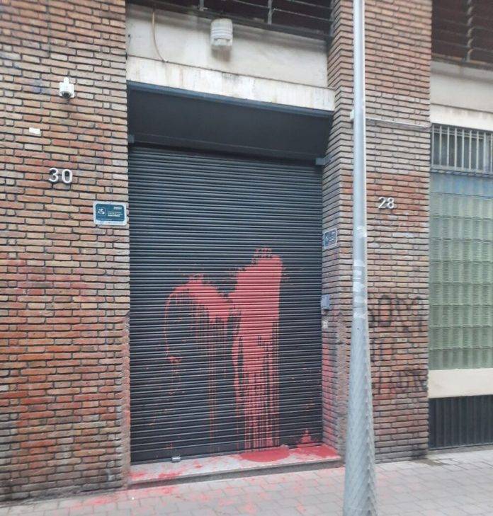 FOTOGRAFÍA. BARCELONA (REINO DE ESPAÑA), 12 de abril de 2024. Grupos de fascistas separatistas atacan calle del Camp 28; VOX denuncia un nuevo ataque en su sede de Barcelona. Lasvocesdelpueblo (Ñ Pueblo)