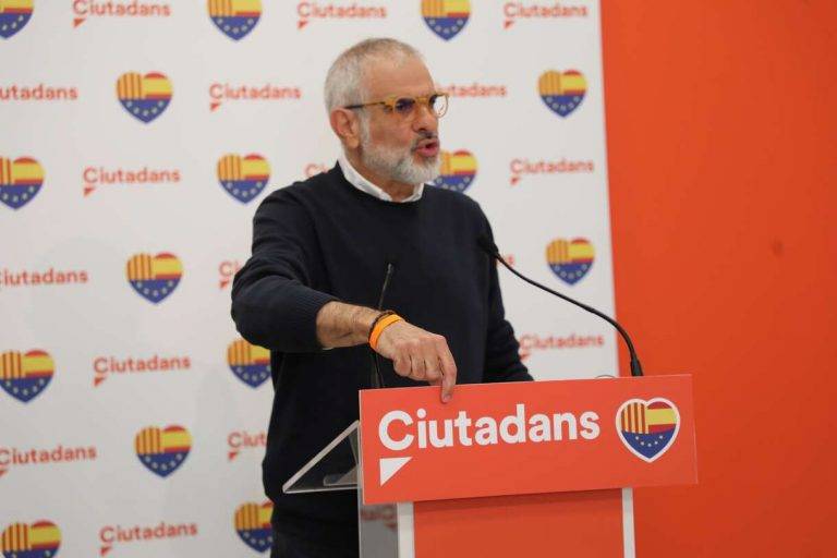 FOTOGRAFÍA. BARCELONA (REINO DE ESPAÑA), 06 DE ABRIL DE 2024. Cs vuelve a sus raíces recuperando su nombre y logo con valores. Ciutadans Partit de la Ciutadanía Ciudadanos (Cs) concurrirá a las elecciones catalanas del 12M, domingo 12 de mayo de 2024, con el símbolo del triángulo y el color naranja que, junto con el corazón tribandera, representa los años de mayor apogeo de la fuerza de centro liberal, cuando ganaron las elecciones en Cataluña en 2017 y consiguieron 57 escaños en el Congreso de Diputados en 2019. Así lo han anunciado el candidato del partido naranja a las elecciones catalanas, Carlos Carrizosa Torres (en la imagen), y el portavoz de Cs, Jordi Cañas Pérez, en una reunión interna con afiliados del partido celebrada este sábado en Barcelona. Lasvocesdelpueblo (Ñ Pueblo)