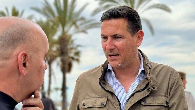 FOTOGRAFÍA. TARRAGONA (REINO DE ESPAÑA), 08 DE ABRIL DE 2024. Macián preocupado por la inseguridad que sufren taxistas en Tarragona. El candidato de VOX por Tarragona al Parlament de Catalunya para las elecciones del 12 de mayo en Cataluña y presidente provincial de esta formación en Tarragona, Sergio Macián Greef (d). Lasvocesdelpueblo (Ñ Pueblo).