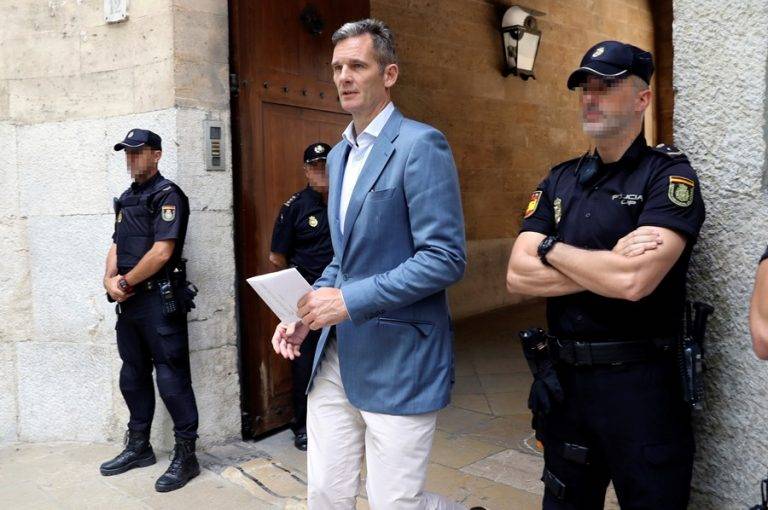 FOTOGRAFÍA. PALMA (REINO DE ESPAÑA), 13/06/2018.- La Justicia borrará antecedentes penales de Urdangarín en 5 años. El marido de la Infanta Cristina, Iñaki Urdangarin Liebaert, a su salida hoy de la Audiencia de Palma donde ha asistido para que el tribunal del caso Nóos le comunique la orden de ingreso en prisión para cumplir la condena de 5 años y 10 meses por corrupción que le impuso ayer el Supremo. Efe