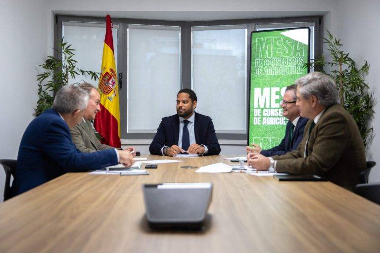 FOTOGRAFÍA. MADRID (REINO DE ESPAÑA), 08 DE ABRIL DE 2024. VOX está aquí para impedirlo. Los consejeros de VOX con competencias en Agricultura, Ganadería, Desarrollo Rural, Alimentación, Pesca y Gestión Forestal de Castilla y León (Gerardo Dueñas), Comunidad Valenciana (José Luis Aguirre), Aragón (Ángel Samper) y Extremadura (Ignacio Higuero), reunidos en la sede nacional de VOX con su secretario general, Ignacio Garriga Vaz de Conceiçao, y ante la inacción del Gobierno sanchista que sólo se dedica a "echar balones fuera", han impulsado un documento de defensa del campo español con una veintena de medidas que ofrecen "soluciones reales" para el sector primario. Efe