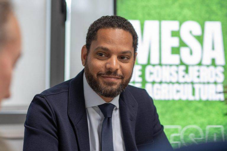 FOTOGRAFÍA. MADRID (REINO DE ESPAÑA), 08 DE ABRIL DE 2024. Candidato Garriga responde a la calumnia: "pinchan en hueso". VOX está aquí para impedirlo. Los consejeros de VOX con competencias en Agricultura, Ganadería, Desarrollo Rural, Alimentación, Pesca y Gestión Forestal de Castilla y León (Gerardo Dueñas), Comunidad Valenciana (José Luis Aguirre), Aragón (Ángel Samper) y Extremadura (Ignacio Higuero), reunidos en la sede nacional de VOX con su secretario general, Ignacio Garriga Vaz de Conceiçao, y ante la inacción del Gobierno sanchista que sólo se dedica a "echar balones fuera", han impulsado un documento de defensa del campo español con una veintena de medidas que ofrecen "soluciones reales" para el sector primario. Efe