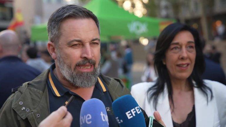 FOTOGRAFÍA. VITORIA (ÁLAVA) LAS VASCONGADAS (REINO DE ESPAÑA), 12 DE ABRIL DE 2024. Cierra Campaña 21A| Abascal señala al nacionalismo vasco: "Es culpable por la colaboración con el terrorismo de la expulsión de 200.000 vascos con 8 apellidos que han sido sustituidos por gentes con 8 apellidos marroquíes", dijo el líder opositor español junto a la candidata a Lehendakari de VOX y cabeza de lista de la formación de la clase obrera española por Álava al parlamento autonómico de las Vascongadas, María Amaia Martínez Grisaleña (Amaia Martínez). Lasvocesdelpueblo (Ñ Pueblo)