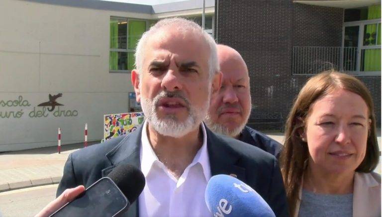 FOTOGRAFÍA. CANET DE MAR (EL MARESME) BARCELONA (REINO DE ESPAÑA), 16 DE ABRIL DE 2024. El candidato de Ciutadans Partit de la Ciudadanía Ciudadanos (Cs) a President del Govern de la Generalitat de Catalunya para las elecciones catalanas del 12 de mayo, Carlos Carrizosa Torres, ha pedido hoy, desde la escuela de Canet de Mar en la que el separatismo acosó a una menor porque sus padres solicitaron aplicar el 25% de español en las aulas, detener al socialismo y al independentismo que han hecho de la educación un modelo de fracaso. Lasvocesdelpueblo (Ñ Pueblo)