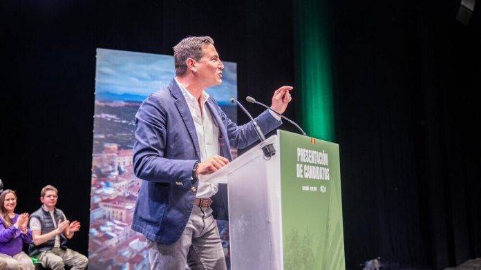 FOTOGRAFÍA. TARRASA (BARCELONA), 11 DE ABRIL DE 2024. El candidato Macian: Cataluña necesita un cambio real y significativo, sentenció esta noche el también presidente del Comité Ejecutivo Provincial (CEP) de VOX en Tarragona, Sergio Macian de Greef, durante el multitudinario acto de inicio de campaña electoral de la Resistencia en la Factoría Cultural de Tarrasa (Barcelona).  Lasvocesdelpueblo (Ñ Pueblo)