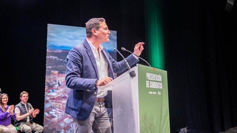 FOTOGRAFÍA. TARRASA (BARCELONA), 11 DE ABRIL DE 2024. El candidato Macian: Cataluña necesita un cambio real y significativo, sentenció esta noche el también presidente del Comité Ejecutivo Provincial (CEP) de VOX en Tarragona, Sergio Macian de Greef, durante el multitudinario acto de inicio de campaña electoral de la Resistencia en la Factoría Cultural de Tarrasa (Barcelona).  Lasvocesdelpueblo (Ñ Pueblo)