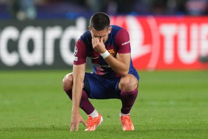 FOTOGRAFÍA. BARCELONA (REINO DE ESPAÑA), 16 DE ABRIL DE 2024. Al Barça solo le vale la victoria en el Clásico. El delantero del FC Barcelona, Ferrán Torres, se lamenta tras caer eliminados a la finalización del encuentro correspondiente a la vuelta de los cuartos de final de la Liga de Campeones en el Olímpico Lluis Company, en Barcelona. Efe