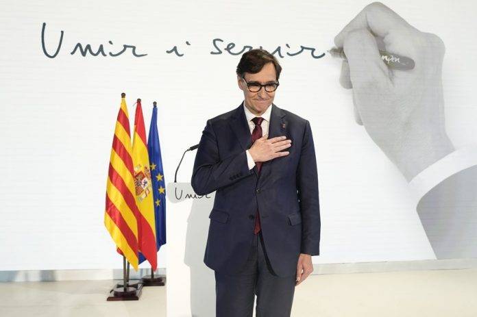 FOTOGRAFÍA. BARCELONA (REINO DE ESPAÑA), 11/04/2024. Jefe de gabinete del ministro Illa no conoce al ministro Ábalos- El líder del PSC y candidato socialista a la presidencia de la Generalitat, Salvador Illa, durante la conferencia este jueves, en el Museo Marítimo de Barcelona. Illa ha anunciado que si es presidente creará un comisionado del autogobierno, cuya primera labor será realizar una auditoria para saber cómo están los servicios públicos catalanes tras una 