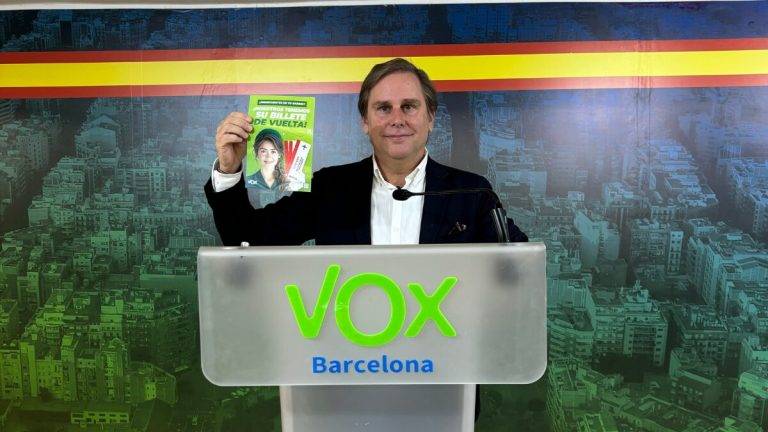 FOTOGRAFÍA. BARCELONA (REINO DE ESPAÑA), 09 DE ABRIL DE 2024. Puigdemont debería esta en prisión y en debates del 12M. El portavoz del Grupo parlamentario de VOX en el Parlament de Catalunya, este martes en rueda de prensa en la sede provincial de la formación verde. Lasvocesdelpueblo (Ñ Pueblo)