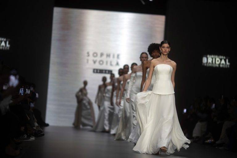 FOTOGRAFÍA. BARCELONA (REINO DE ESPAÑA), 17/04/2024. Vestidos que alejan a las novias cada vez más de la tradición. Aspecto del desfile de la firma Sophie et Voilà en la jornada inaugural de la Barcelona Bridal Fashion Week, la más importante del mundo en ese sector. Efe