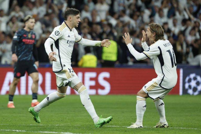 FOTOGRAFÍA. MADRID (REINO DE ESPAÑA), 09 DE ABRIL DE 2024. Gran espectáculo futbolístico del Madrid y City. El centrocampista del Real Madrid Fede Valverde (i) celebra con Luka Modric su gol, durante el partido de ida de cuartos de final de la Liga de Campeones que Real Madrid y Manchester City disputaron en el estadio Santiago Bernabéu. Efe 