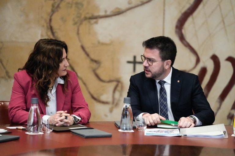 FOTOGRAFÍA. BARCELONA (REINO DE ESPAÑA), 02 DE ABRIL DE 2024. Aragonès confirma la pregunta del Referendum. El presidente del Govern de la Generalitat y candidato de ERC al 12M, Pere Aragonès García, y su vicepresidente, Laura Vilagrà, durante la reunión semanal del regimen separatista. Efe