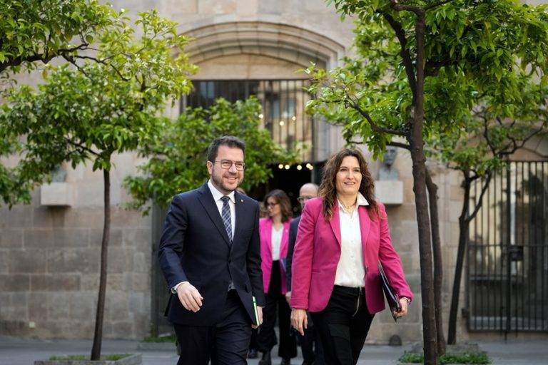 FOTOGRAFÍA. BARCELONA (REINO DE ESPAÑA), 02 DE ABRIL DE 2024. - El juez ve prematuro archivar la causa del espionaje a Aragonès. Aragonès confirma la pregunta del Referendum. El presidente del Govern de la Generalitat y candidato de ERC al 12M, Pere Aragonès García, y su vicepresidente, Laura Vilagrà, durante la reunión semanal del regimen separatista. Efe