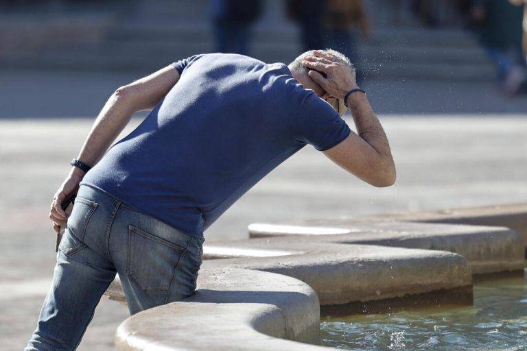 FOTOGRAFÍA. VALENCIA (REINO DE ESPAÑA), 25/01/2024. Vientos flojos en general en España.- Una persona se refresca en una fuente en pleno durante este último jueves de enero en el que se vive un clima primaveral con temperaturas inusualmente altas para la época del año, según la Agencia Estatal de Meteorología (Aemet). Efe