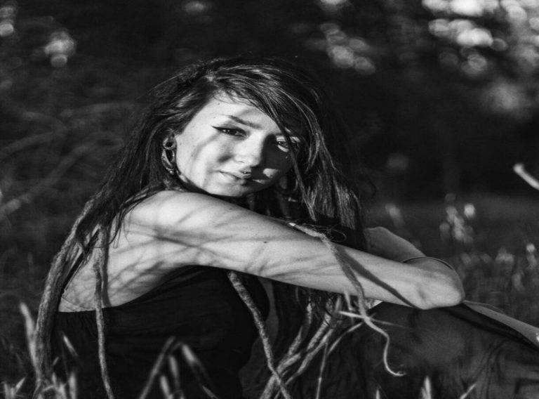 FOTOGRAFÍA. JERUSALÉN (ISRAEL), AÑO 2023. Detalle de la joven alemana Shani Louk. FECHA HECHOS RELACIONADOS, 17 DE MAYO DE 2024. Los guerreros santos, integrantes del Ejército de defensa de Israel hallan en Rafah (Gaza) el cadáver de la joven alemana Shani, cuyo resto fueron exhibido por las calles de Gaza como trofeo de la matanza de civiles y violaciones de las mujeres y niñas israelíes -en el caso de las niñas hasta partir su pelvis-. ACOM/Lasvocesdelpueblo (Ñ Pueblo)