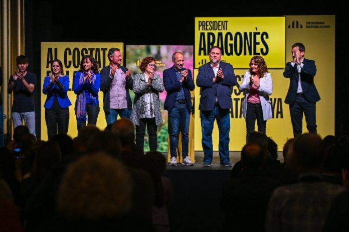 Junqueras, Laura Vilagrà Pons, Manresa, 12M, ERC FOTOGRAFÍA. MANRESA (BARCELONA) REINO DE ESPAÑA, 06 DE MAYO DE 2024. Junqueras increpado durante varios minutos por grupos separatistas en Manresa. El líder de Esquerra Republicana de Catalunya (ERC) e indultado golpista del Procés, Oriol Junqueras Vies (3 d), junto a la vicepresidente del Govern de la Generalitat de Catalunya y miembro de ERC, Laura Vilagrà Pons (2 d), participan en un acto de campaña electoral este lunes en la capital de la comarca del Bages, Manresa, en la princesa Barcelona, en marco de la campaña electoral del 12M catalán, en la que también ha intervenido en videoconferencia desde Ginebra (Suiza) la prófuga golpista, investigada por terrorismo en la causa Tsunami, "Matagalls (Matagallos)" Marta Rovira Vergés, quien además es la secretaria general de este partido separatista. Lasvocesdelpueblo (Ñ Pueblo)