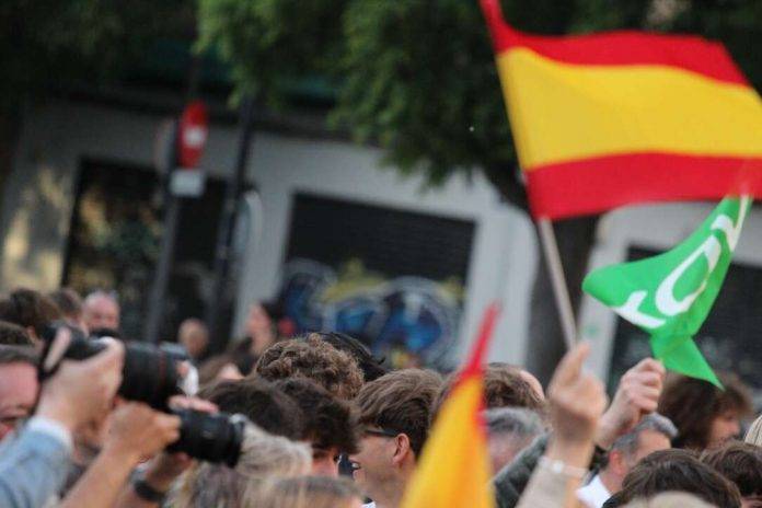 FOTOGRAFÍA. SANT CUGAT DEL VALLÉS (BARCELONA) REINO DE ESPAÑA, 08 DE MAYO DE 2024.  Santiago Abascal a guarros Antifascistas: "Mendrugos; tenéis la cabeza podrida; no va de color de piel". Elecciones catalanas del 12 Mayo. Gran acto electoral de VOX en Plaza Lluís Millet de Sant Cugat del Vallés, comarca del Vallés Occidental, en la provincia de Barcelona. El presidente de VOX Santiago Abascal Conde clausura el acto central de campaña de VOX esta noche en Sant Cugat del Vallés, donde un nutrido grupillo de supremacistas extremistas autoproclamados "Antifascistas" -Antifa-, de al menos 25 personas, han intentado durante todo el mitin irrumpir en la plaza para atacar a los niños y jóvenes, los ancianos y las mujeres de VOX. Pero no ha sido posible porque mientras, centenares de jóvenes de la ciudad han estado también presentes toda la tarde para acompañar al líder de VOX y a su candidato al 12M. En el mitin también han intervenido el candidato de VOX a la presidencia de la Generalitat de Catalunya, Ignacio Garriga Vaz de Conceiçao, el cabeza de lista de VOX al parlamento europeo, Jorge Buxadé Villalba, y el portavoz del Grupo Municipal de VOX en el Ayuntamiento de Sant Cugat del Vallés, Marcos Rodríguez Font. Lasvocesdelpueblo (Ñ Pueblo)