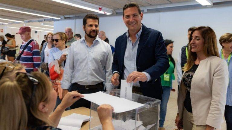 FOTOGRAFÍA. TARRAGONA (REINO DE ESPAÑA, 12 DE MAYO DE 2024. El candidato Macián (VOX) pide a los Tarraconenses cambiar el rumbo de Cataluña. "Podemos cambiar el rumbo de nuestra tierra para acabar de una vez por todas con la inseguridad, la inmigración ilegal, la degradación económica y el abandono a nuestros servicios públicos". Lasvocesdelpueblo (Ñ Pueblo)