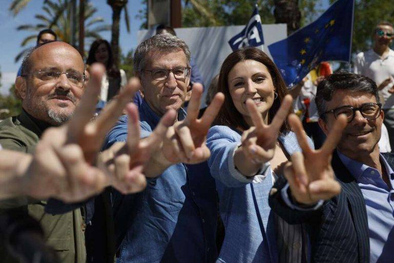 FOTOGRAFÍA. SALOU (TARRAGONA) REINO DE ESPAÑA, 05 DE MAYO DE 2024. Colaboracionismo infame| ¿A quién obedece el PP?. Feijóo: "Yo te doy la Generalitat y tú me dejas gobernar en España" . Elecciones Catalanas del 12 Mayo. Acto electoral de la derechista cobarde Partido Popular (PP) en Salou. El presidente del PP, Alberto Núñez Feijóo (2i), el candidato del PPC a la presidencia de la Generalitat, Alejandro Fernández (i), la diputada Lorena Roldán (2d), y el secretario general del PP de Tarragona, Mario García (d), intervienen en un mitin en Salou (Tarragona) este domingo. Efe