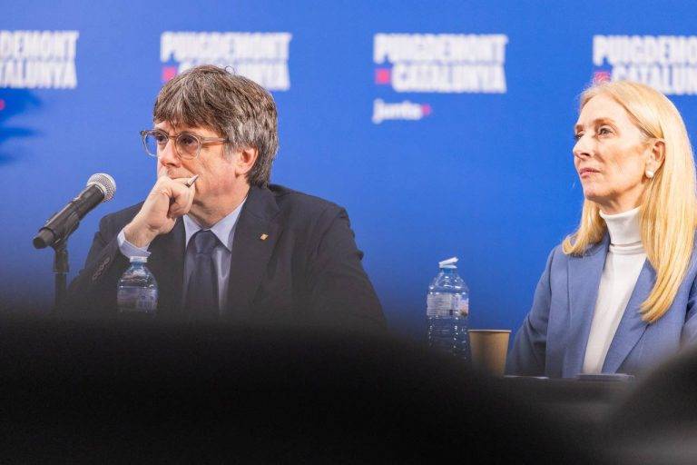FOTOGRAFÍA. Ángeles-sur-mer (Francia), lunes 6 de mayo de 2024 (Efe). Junts propone el catalán obligatorio para trabajadores inmigrantes.- Carles Puigdemont: El voto a Junts provoca dolor de barriga a España. El candidato de JxCat a la presidencia de la Generalitat, Carles Puigdemont Casamajó, ha hecho un llamamiento este lunes a la movilización de los indecisos y los desmovilizados para lograr la victoria en las elecciones del 12M. Lasvocesdelpueblo (Ñ Pueblo)