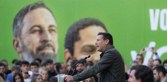 FOTOGRAFÍA. REUS (TARRAGONA) REINO DE ESPAÑA, 09 DE MAYO DE 2024. Multitudinario acto de VOX en Reus en defensa propia. El presidente de VOX, Santiago Abascal Conde (fondo i), y el candidato a president del Govern de la Generalitat de Catalunya, Ignacio Garriga Vaz de Conceiçao (fondo d), han arropado hoy a los candidatos de VOX por Tarragona al Parlament de Catalunya para las elecciones del próximo domingo 12 de mayo, lista electoral tarraconense encabezada por el diputado regional Sergio Macián de Greef (primer plano, durante el acto más multitudinario de campaña electoral de VOX, desde el inicio de la campaña del 12M, más de 1.000 personas, según fuentes de la organización.  El portavoz del Grupo Municipal de VOX en el Ayuntamiento de Reus, Julio Pardo Rodríguez, ha presentado el acto "En Defensa Propia". Lasvocesdelpueblo (Ñ Pueblo)
