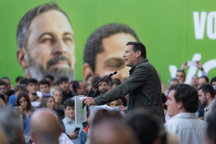 FOTOGRAFÍA. REUS (TARRAGONA) REINO DE ESPAÑA, 09 DE MAYO DE 2024. Multitudinario acto de VOX en Reus en defensa propia. El presidente de VOX, Santiago Abascal Conde (fondo i), y el candidato a president del Govern de la Generalitat de Catalunya, Ignacio Garriga Vaz de Conceiçao (fondo d), han arropado hoy a los candidatos de VOX por Tarragona al Parlament de Catalunya para las elecciones del próximo domingo 12 de mayo, lista electoral tarraconense encabezada por el diputado regional Sergio Macián de Greef (primer plano, durante el acto más multitudinario de campaña electoral de VOX, desde el inicio de la campaña del 12M, más de 1.000 personas, según fuentes de la organización.  El portavoz del Grupo Municipal de VOX en el Ayuntamiento de Reus, Julio Pardo Rodríguez, ha presentado el acto "En Defensa Propia". Lasvocesdelpueblo (Ñ Pueblo)