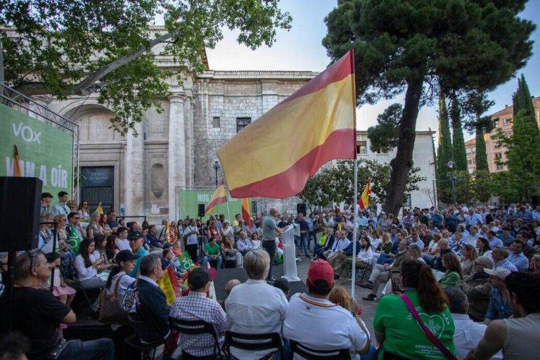 FOTOGRAFÍA. VALLADOLID (REINO DE ESPAÑA), 29 DE MAYO DE 2024. Buxadé: VOX está "preparado para llegar al Gobierno de España". El candidato de la Resistencia al 9J, Jorge Buxadé Villalba, ha participado en un acto de campaña en Valladolid -arropado por más de 700 simpatizantes y acompañado de la portavoz de VOX en el Congreso, María José Rodríguez de Millán Parro (Pepa Millán), el consejero de Agricultura de Castilla y León Gerardo Dueñas Merino, el Consejero de Industria y presidente del Comité Ejecutivo Provincial (CEP) de VOX Valladolid, Mariano   Buxadé, el presidente de las Cortes de Castilla y León por VOX, Carlos Pollán Fernández, no pudiendo estar presente el vicepresidente del Gobierno de la Junta de Castilla y León y líder regional de VOX, Juan García-Gallardo Frings, por haber sido por primera vez padre, así le ha felicitado ante multitudes el candidato Buxadé durante su intervención- se ha referido a los ataques del resto de partidos políticos de las acusaciones sobre VOX y el "antieuropeísmo". Lasvocesdelpueblo (Ñ Pueblo)