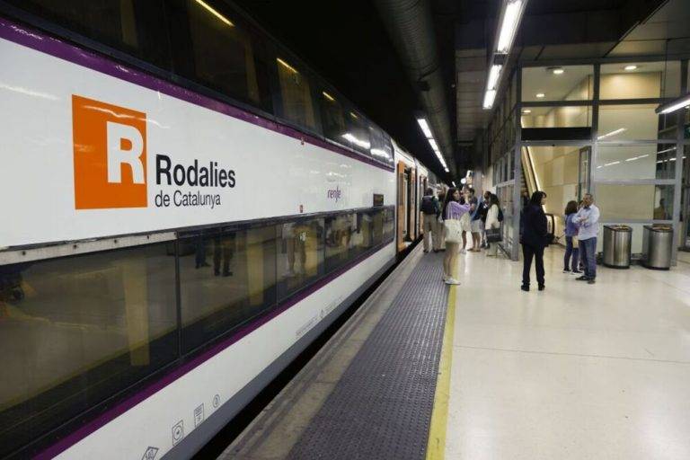 FOTOGRAFÍA. BARCELONA (REINO DE ESPAÑA), 12/05/2024. Sabotajes Renfe| Rodalies Catalunya recupera su servicio habitual. Continúa sin normalizarse el servicio ferroviario de cercanías en Cataluña.- Andenes estación de Sants hoy domingo 12 de febrero. El gestor de infraestructuras Adif ha informado de que no puede establecer una previsión de recuperación del tráfico de trenes de Rodalies en la ciudad de Barcelona "dada la gravedad, dispersión y alcance de los daños provocados" por el robo de cobre esta madrugada en la red ferroviaria. Un nuevo robo de cobre, que ha ocasionado una "sobretensión" en el área de Montcada Bifurcación (Barcelona), provoca este domingo cortes en la circulación de los trenes de todas las líneas de Rodalies en Cataluña, donde hoy se celebran elecciones autonómicas, por lo que la compañía aconseja utilizar otros medios de transporte. En la imagen, decenas de viajeros esperan en la estación de Sans en Barcelona. Efe
