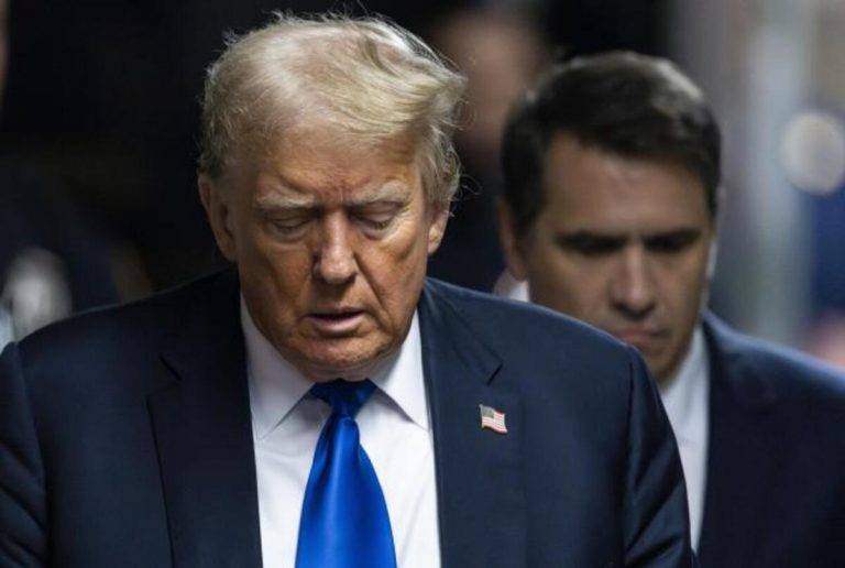FOTOGRAFÍA. NUEVA YORK (ESTADOS UNIDOS), 30 DE MAYO DE 2024. Trump culpable en un juicio amañado y gran vergüenza. El expresidente estadounidense, Donald Trump, llega al juzgado mientras el jurado de su juicio penal está programado para continuar las deliberaciones en la Corte Suprema del Estado de Nueva York en Nueva York, EE.UU. Efe