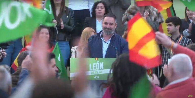 FOTOGRAFÍA. LEÓN (CASTILLA Y LEÓN) REINO DE ESPAÑA, 23 DE MAYO DE 2024. Acompañando al presidente de VOX, Santiago Abascal Conde, y al vicepresidente del Gobierno de la Junta de Castilla y León, Juan García-Gallardo Frings, quien ha asegurado que va a ser por primera vez padre- el cabeza de lista de VOX a las elecciones europeas y jefe d ela delegación d ela Resistencia y las clases obreras de España en Europa, Jorge Buxadé Villalba, que ha comenzado el acto agradeciendo el cariño de las más de dos mil personas en la ciudad de León, afirmando que "VOX es alegría". Lasvocesdelpueblo (Ñ Pueblo)