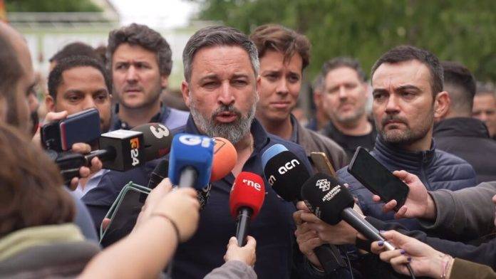 FOTOGRAFÍA. SALT (GERONA) REINO DE ESPAÑA, 04 DE MAYO DE 2024. Abascal: El PP debe retirarse de Cataluña para no desbaratar votos de la Resistencia. El presidente de VOX, Santiago Abascal Conde, ha arropado hoy al candidato a president del Govern de la Generalitat de Catalunya, Ignacio Garriga Vaz de Conceiçao, y al cabeza de lista por Gerona al Parlament de Catalunya, Alberto Tarradas Peneque, para las elecciones catalanas del próximo domingo, 12 de mayo de 2024 (12M), durante una visita este sábado la localidad gerundense de Salt, desde donde el opositor español ha respondido a las últimas declaraciones del líder del Partido Popular y amigo del narco gallego, Alberto Núñez Feijóo, diciendo que "votar a VOX es restar escaños", dijo en una entrevista a la prensa del régimen el líder d ela derechista cobarde Alberto Núñez Feijóo. Lasvocesdelpueblo (Ñ Pueblo)