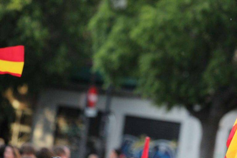 FOTOGRAFÍA. SANT CUGAT DEL VALLÉS (BARCELONA) REINO DE ESPAÑA, 08 DE MAYO DE 2024. Cielos nubosos o cubiertos con lluvias en España. Elecciones catalanas del 12 Mayo. Detalle del tiempo que hace durante el Gran acto electoral de VOX esta tarde y noche en Plaza Lluís Millet de Sant Cugat del Vallés, comarca del Vallés Occidental, en la provincia de Barcelona. Lasvocesdelpueblo (Ñ Pueblo)