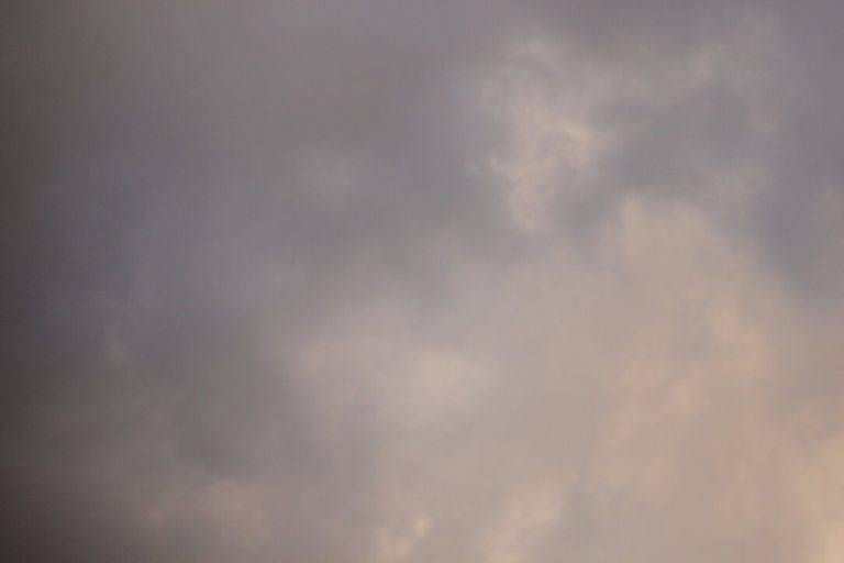 FOTOGRAFÍA. SANT CUGAT DEL VALLÉS (BARCELONA) REINO DE ESPAÑA, 08 DE MAYO DE 2024. Aumento de nubosidad en España. Lluvias y tormentas en el Reino de España. Descenso acusado de temperaturas y lluvias en España. Elecciones catalanas del 12 Mayo. Detalle del tiempo que hace durante el Gran acto electoral de VOX esta tarde y noche en Plaza Lluís Millet de Sant Cugat del Vallés, comarca del Vallés Occidental, en la provincia de Barcelona. Lasvocesdelpueblo (Ñ Pueblo)