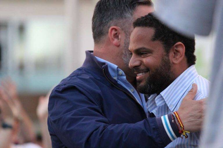 FOTOGRAFÍA. SANT CUGAT DEL VALLÉS (BARCELONA) REINO DE ESPAÑA, 08 DE MAYO DE 2024.  Elecciones catalanas del 12 Mayo. Gran acto electoral de VOX  El presidente de VOX Santiago Abascal Conde clausura el acto central de campaña de VOX esta noche en Plaza Lluís Millet de Sant Cugat del Vallés, comarca del Vallés Occidental, en la provincia de Barcelona. En el mitin también han intervenido el candidato de VOX a la presidencia de la Generalitat de Catalunya, Ignacio Garriga Vaz de Conceiçao, el cabeza de lista de VOX al parlamento europeo, Jorge Buxadé Villalba, y el portavoz del Grupo Municipal de VOX en el Ayuntamiento de Sant Cugat del Vallés, Marcos Rodríguez Font, los concejales del Grupo Municipal de VOX Viladecans, Marina Ferrer Sánchez, Josling Efigenia Montilva Peralta y Alberto Delgado Sánchez. Lasvocesdelpueblo (Ñ Pueblo)
