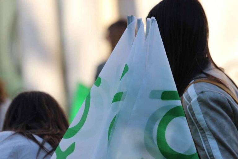 FOTOGRAFÍA. SANT CUGAT DEL VALLÉS (BARCELONA) REINO DE ESPAÑA, 08 DE MAYO DE 2024. Los separatistas odian la lengua común. Elecciones catalanas del 12 Mayo. Gran acto electoral de VOX  El presidente de VOX Santiago Abascal Conde clausura el acto central de campaña de VOX esta noche en Plaza Lluís Millet de Sant Cugat del Vallés, comarca del Vallés Occidental, en la provincia de Barcelona. En el mitin también han intervenido el candidato de VOX a la presidencia de la Generalitat de Catalunya, Ignacio Garriga Vaz de Conceiçao, el cabeza de lista de VOX al parlamento europeo, Jorge Buxadé Villalba, y el portavoz del Grupo Municipal de VOX en el Ayuntamiento de Sant Cugat del Vallés, Marcos Rodríguez Font, los concejales del Grupo Municipal de VOX Viladecans, Marina Ferrer Sánchez, Josling Efigenia Montilva Peralta y Alberto Delgado Sánchez. Lasvocesdelpueblo (Ñ Pueblo)