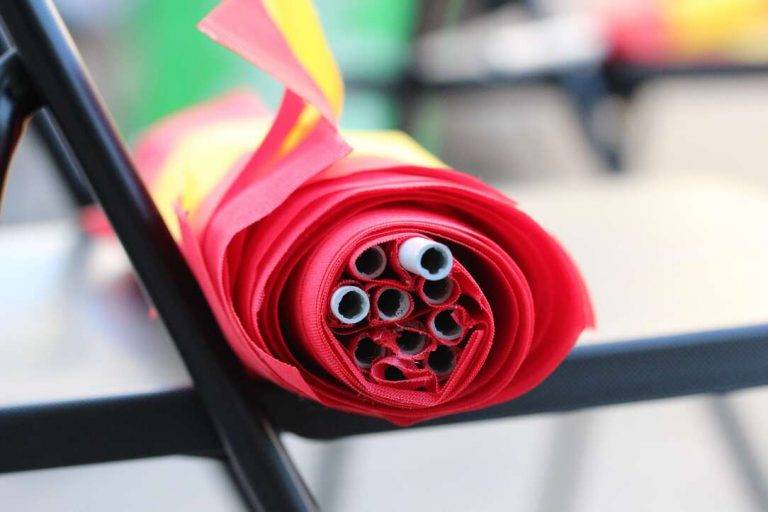 FOTOGRAFÍA. SANT CUGAT DEL VALLÉS (BARCELONA) REINO DE ESPAÑA, 08 DE MAYO DE 2024. Lluvias en mitad norte y tercio norte de España.  Elecciones catalanas del 12 Mayo. Gran acto electoral de VOX  El presidente de VOX Santiago Abascal Conde clausura el acto central de campaña de VOX esta noche en Plaza Lluís Millet de Sant Cugat del Vallés, comarca del Vallés Occidental, en la provincia de Barcelona. En el mitin también han intervenido el candidato de VOX a la presidencia de la Generalitat de Catalunya, Ignacio Garriga Vaz de Conceiçao, el cabeza de lista de VOX al parlamento europeo, Jorge Buxadé Villalba, y el portavoz del Grupo Municipal de VOX en el Ayuntamiento de Sant Cugat del Vallés, Marcos Rodríguez Font, los concejales del Grupo Municipal de VOX Viladecans, Marina Ferrer Sánchez, Josling Efigenia Montilva Peralta y Alberto Delgado Sánchez. Lasvocesdelpueblo (Ñ Pueblo)