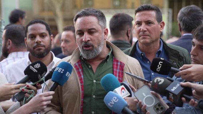 FOTOGRAFÍA. REUS (TARRAGONA) REINO DE ESPAÑA, 09 DE MAYO DE 2024. El presidente de VOX, Santiago Abascal Conde, participa en un gran acto de campaña en plaza d ela libertad de Reus, junto al portavoz del Grupo Municipal de VOX en el Ayuntamiento de Reus,  Julio Pardo Rodríguez Solano, y al candidato al president del Govern de la Generalista de Catalunya, Ignacio Garriga Vaz de Conceiçoa. Lasvocesdelpueblo (Ñ Pueblo)