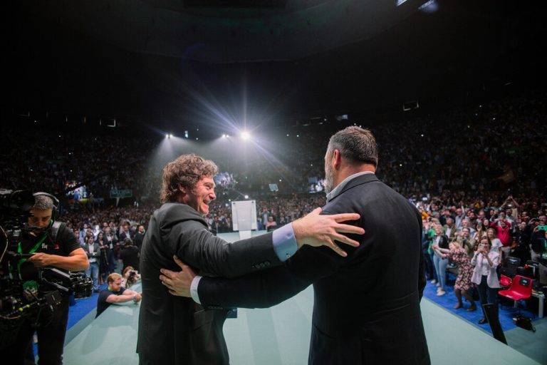 FOTOGRAFÍA. MADRID (REINO DE ESPAÑA, 19 DE MAYO DE 2024. El PP muy molestado por la oposición de Milei a Sánchez. La Resistencia internacional y el patriotismo internacional destruyen el socialismo en Madrid ante más de 10.800 partidarios de su última jornada de Asamblea "Europa Viva 24", que ha organizado do Vox, con protagonistas: Santiago Abascal Conde (d), Javier Gerardo Milei (i), Meloni, Le Pen, José Antonio Ortega Lara, Roger Severino, Matt y Mercedes Schlapp, José Antonio Kast, Andrés Ventura, Buxadé, Amichai Chikli, Víktor Orbán y Mateusz Morawiecki, en el Palacio de Vistalegre de la Comunidad de Madrid. Lasvocesdelpueblo (Ñ Pueblo)