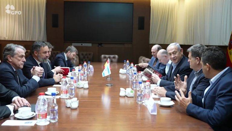 FOTOGRAFÍA. JERUSALÉN (ISRAEL), 29 DE MAYO DE 2024. Abascal traslada a Israel el apoyo y cariño del pueblo español. El presidente de Vox, Santiago Abascal Conde (3 i), viajó urgentemente a Israel para reunirse con el primer ministro Israel, Benjamín Netanyahu (3 d), ante la crisis diplomática que desató el presidente de Gobierno de coalición comunista de España y secretario general del Partido Socialista, Pedro Sánchez Pérez-Castejón, al afirmar que "reconocerá" el "Estado de Palestina" después del serio ataque a la soberanía nacional de Israel perpetrado por la vicepresidente segunda del Gobierno y líder de las extremas izquierda Sumar, Yolanda Díaz Pérez. Lasvocesdelpueblo (Ñ Pueblo)