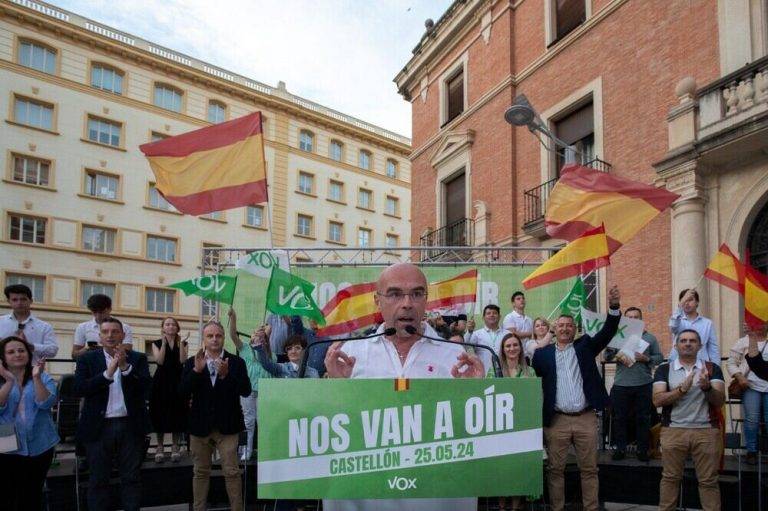 FOTOGRAFÍA. CASTELLÓN (COMUNITAT VALENCIANA) REINO DE ESPAÑA, 25 DE MAYO DE 2024. Buxadé: ¿Qué ha hecho Von der Leyen (PP) contra Puigdemont? Mitin de VOX elecciones europeas del domingo 9 de junio de 2024 (9J) en Castellón con el candidato al Parlamento Europeo y vicepresidente del Comité de Acción Política de VOX (CAP), Jorge Buxadé Villalba; el número tres de la candidatura, Juan Carlos Girauta Vidal; la presidente de las Cortes Valencianas por VOX, María de los Llanos Massó Linares (Llanos Massó); y el vicepresidente del Gobierno de la Generalidad Valenciana por VOX, Vicente Barrera Simó, bajo lema "Nos van a oír" en Europa. Lasvocesdelpueblo (Ñ Pueblo)
