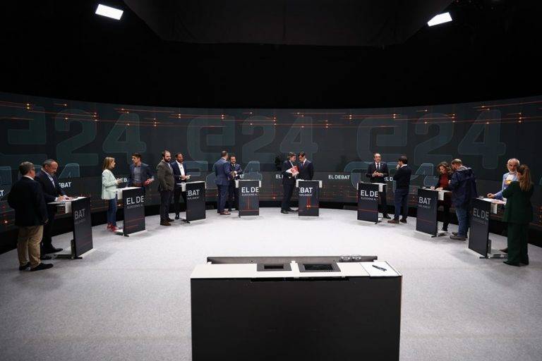 FOTOGRAFÍA. BARCELONA (REINO DE ESPAÑA), 07/05/2024. Claves 12M Cataluña: candidatos y alianzas complejas. Elecciones catalanas del 12 Mayo (12M).- Los candidatos a la presidencia de la Generalitat, Salvador Illa (PSC) (4d), Pere Aragonès (ERC) (4i), Ignacio Garriga (Vox) (3i), Carlos Carrizosa (Cs) (d), Jessica Albiach (Comuns Sumar) (2i), Laia Estrada (CUP) (2d), Alejandro Fernández (PPC) (i) y el número tres de la candidatura de JxCat, Josep Rull (3d), conversan con sus asesores antes de participar en el debate organizado por TV3 y Catalunya Radio hoy martes en Barcelona. Efe