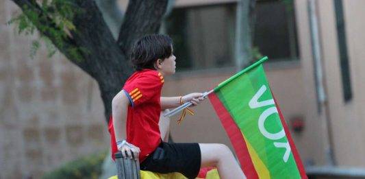 FOTOGRAFÍA. BARCELONA (REINO DE ESPAÑA), 10 DE MAYO DE 2024. El Centro de Investigaciones Sociológicas, CIS: VOX crece y se hace más fuerte.- Fotos curiosas cierre de campaña 12M de VOX en defensa propia en Plaza d'Artós de Barcelona. Elecciones catalanas del 12 Mayo. La emblemática plaza de la rebelión pacífica de la resistencia catalana al golpe en Cataluña, Plaza Artos se inunda de verde y rojigualda pidiendo votos masivos a VOX el próximo domingo, 12 de mayo de 2024; con protagonistas: el presidente de VOX Barcelona y candidato número 3 por esta provincia al Parlament de Catalunya, Joan Garriga Doménech; el candidato por Lérida, Rafael Villafranca Merce; el candidato por Gerona, Alberto Tarradas Peneque; por Tarragona, Sergio Macián de Greef; el candidato número 3 al Parlamento Europeo, Juan Carlos Girauta Vidal; el candidato a president del Govern de la Generalitat de Catalunya y cabeza de lista por Barcelona, Ignacio Garriga Vaz de Conceiçao; y el líder opositor español y presidente de VOX, Santiago Abascal Conde. Entre asistentes, toda la cúpula nacional de VOX y vicepresidentes de los Gobiernos en coalición de VOX, y activista de la resistencia al fascismo y separatismo de los grupos comunistas y derechistas cobardes en España. Además, la portavoz del Grupo Parlamentario en el Congreso de los Diputados, María José Rodríguez de Millán Parro; el candidato de VOX a las elecciones europeas del próximo 9 de junio de 2024, Jorge Buxadé Villalba; los integrantes dle Grupo Municipal de VOX en el Ayuntamiento de Barcelona, Gonzalo de Oro-Pulido Plaza y Liberto Mariano Senderos Oliva, presidente del Grupo y concejal, respectivamente; la diputada nacional por Sevilla al Congreso de los Diputados, María de los Reyes Romero Vilches; el número 2 de VOX a las elecciones europeas del 9 de junio, Hermann Leopoldo Tertsch del Valle-Lersundi (Hermann Tertsch); el vicepresidente primero de Desarrollo Territorial, Despoblación y Justicia del Gobierno de Aragón, Alejandro Nolasco Asensio; el exjugador de baloncesto que se desempeñaba como ala-pívot, presidente de Vox en la Región de Murcia así como diputado en la Asamblea Regional de Murcia y Vicepresidente y Consejero de Interior, Emergencias y Ordenación del Territorio del Gobierno de la Región de Murcia, José Ángel Antelo Paredes; el vicepresidente del Gobierno de la Junta de Castilla y León desde 2022 y líder de Vox en Castilla y León, Juan García-Gallardo Frings; el torero retirado, miembro de Vox y vicepresidente primero y consejero de Cultura y Deportes del Gobierno de la Generalidad Valenciana, desde julio de 2023, Vicente Barrera Simó; y el Youtuber "un murciano encabronao", Raúl Alfonso Paredes. Lasvocesdelpueblo (Ñ Pueblo)