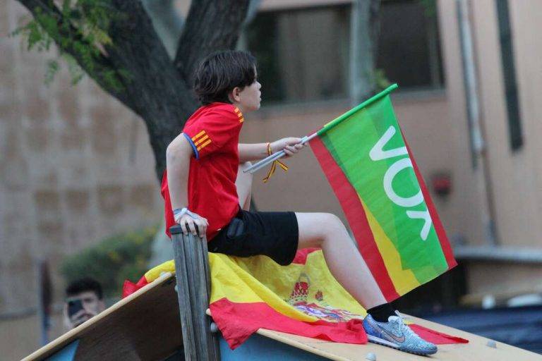 FOTOGRAFÍA. BARCELONA (REINO DE ESPAÑA), 10 DE MAYO DE 2024. El Centro de Investigaciones Sociológicas, CIS: VOX crece y se hace más fuerte.- Fotos curiosas cierre de campaña 12M de VOX en defensa propia en Plaza d'Artós de Barcelona. Elecciones catalanas del 12 Mayo. La emblemática plaza de la rebelión pacífica de la resistencia catalana al golpe en Cataluña, Plaza Artos se inunda de verde y rojigualda pidiendo votos masivos a VOX el próximo domingo, 12 de mayo de 2024; con protagonistas: el presidente de VOX Barcelona y candidato número 3 por esta provincia al Parlament de Catalunya, Joan Garriga Doménech; el candidato por Lérida, Rafael Villafranca Merce; el candidato por Gerona, Alberto Tarradas Peneque; por Tarragona, Sergio Macián de Greef; el candidato número 3 al Parlamento Europeo, Juan Carlos Girauta Vidal; el candidato a president del Govern de la Generalitat de Catalunya y cabeza de lista por Barcelona, Ignacio Garriga Vaz de Conceiçao; y el líder opositor español y presidente de VOX, Santiago Abascal Conde. Entre asistentes, toda la cúpula nacional de VOX y vicepresidentes de los Gobiernos en coalición de VOX, y activista de la resistencia al fascismo y separatismo de los grupos comunistas y derechistas cobardes en España. Además, la portavoz del Grupo Parlamentario en el Congreso de los Diputados, María José Rodríguez de Millán Parro; el candidato de VOX a las elecciones europeas del próximo 9 de junio de 2024, Jorge Buxadé Villalba; los integrantes dle Grupo Municipal de VOX en el Ayuntamiento de Barcelona, Gonzalo de Oro-Pulido Plaza y Liberto Mariano Senderos Oliva, presidente del Grupo y concejal, respectivamente; la diputada nacional por Sevilla al Congreso de los Diputados, María de los Reyes Romero Vilches; el número 2 de VOX a las elecciones europeas del 9 de junio, Hermann Leopoldo Tertsch del Valle-Lersundi (Hermann Tertsch); el vicepresidente primero de Desarrollo Territorial, Despoblación y Justicia del Gobierno de Aragón, Alejandro Nolasco Asensio; el exjugador de baloncesto que se desempeñaba como ala-pívot, presidente de Vox en la Región de Murcia así como diputado en la Asamblea Regional de Murcia y Vicepresidente y Consejero de Interior, Emergencias y Ordenación del Territorio del Gobierno de la Región de Murcia, José Ángel Antelo Paredes; el vicepresidente del Gobierno de la Junta de Castilla y León desde 2022 y líder de Vox en Castilla y León, Juan García-Gallardo Frings; el torero retirado, miembro de Vox y vicepresidente primero y consejero de Cultura y Deportes del Gobierno de la Generalidad Valenciana, desde julio de 2023, Vicente Barrera Simó; y el Youtuber "un murciano encabronao", Raúl Alfonso Paredes. Lasvocesdelpueblo (Ñ Pueblo)