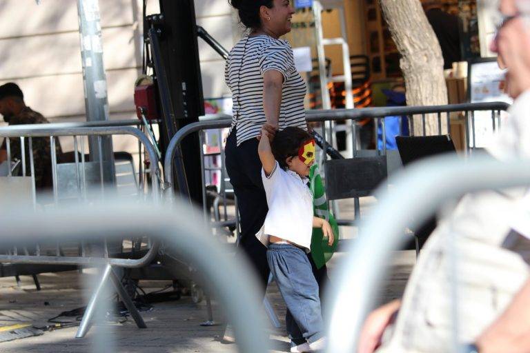 FOTOGRAFÍA. BARCELONA (REINO DE ESPAÑA), 10 DE MAYO DE 2024. Descenso ligero de temperaturas con nubes y lluvias en España. Fotos curiosas cierre de campaña 12M de VOX en defensa propia en Plaza d'Artós de Barcelona. Elecciones catalanas del 12 Mayo. La emblemática plaza de la rebelión pacífica de la resistencia catalana al golpe en Cataluña, Plaza Artos se inunda de verde y rojigualda pidiendo votos masivos a VOX el próximo domingo, 12 de mayo de 2024; con protagonistas: el presidente de VOX Barcelona y candidato número 3 por esta provincia al Parlament de Catalunya, Joan Garriga Doménech; el candidato por Lérida, Rafael Villafranca Merce; el candidato por Gerona, Alberto Tarradas Peneque; por Tarragona, Sergio Macián de Greef; el candidato número 3 al Parlamento Europeo, Juan Carlos Girauta Vidal; el candidato a president del Govern de la Generalitat de Catalunya y cabeza de lista por Barcelona, Ignacio Garriga Vaz de Conceiçao; y el líder opositor español y presidente de VOX, Santiago Abascal Conde. Entre asistentes, toda la cúpula nacional de VOX y vicepresidentes de los Gobiernos en coalición de VOX, y activista de la resistencia al fascismo y separatismo de los grupos comunistas y derechistas cobardes en España. Además, la portavoz del Grupo Parlamentario en el Congreso de los Diputados, María José Rodríguez de Millán Parro; el candidato de VOX a las elecciones europeas del próximo 9 de junio de 2024, Jorge Buxadé Villalba; los integrantes dle Grupo Municipal de VOX en el Ayuntamiento de Barcelona, Gonzalo de Oro-Pulido Plaza y Liberto Mariano Senderos Oliva, presidente del Grupo y concejal, respectivamente; la diputada nacional por Sevilla al Congreso de los Diputados, María de los Reyes Romero Vilches; el número 2 de VOX a las elecciones europeas del 9 de junio, Hermann Leopoldo Tertsch del Valle-Lersundi (Hermann Tertsch); el vicepresidente primero de Desarrollo Territorial, Despoblación y Justicia del Gobierno de Aragón, Alejandro Nolasco Asensio; el exjugador de baloncesto que se desempeñaba como ala-pívot, presidente de Vox en la Región de Murcia así como diputado en la Asamblea Regional de Murcia y Vicepresidente y Consejero de Interior, Emergencias y Ordenación del Territorio del Gobierno de la Región de Murcia, José Ángel Antelo Paredes; el vicepresidente del Gobierno de la Junta de Castilla y León desde 2022 y líder de Vox en Castilla y León, Juan García-Gallardo Frings; el torero retirado, miembro de Vox y vicepresidente primero y consejero de Cultura y Deportes del Gobierno de la Generalidad Valenciana, desde julio de 2023, Vicente Barrera Simó; y el Youtuber "un murciano encabronao", Raúl Alfonso Paredes. Lasvocesdelpueblo (Ñ Pueblo)