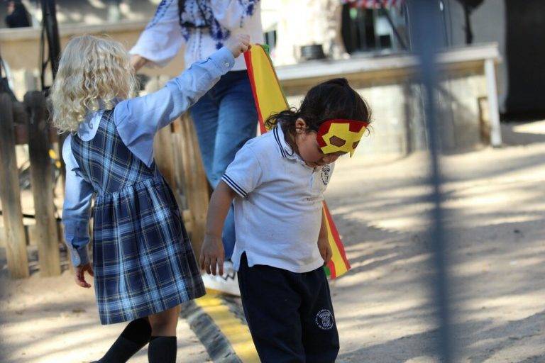 FOTOGRAFÍA. BARCELONA (REINO DE ESPAÑA), 10 DE MAYO DE 2024. tormentas localmente fuertes en España. Fotos curiosas cierre de campaña 12M de VOX en defensa propia en Plaza d'Artós de Barcelona. Elecciones catalanas del 12 Mayo. La emblemática plaza de la rebelión pacífica de la resistencia catalana al golpe en Cataluña, Plaza Artos se inunda de verde y rojigualda pidiendo votos masivos a VOX el próximo domingo, 12 de mayo de 2024; con protagonistas: el presidente de VOX Barcelona y candidato número 3 por esta provincia al Parlament de Catalunya, Joan Garriga Doménech; el candidato por Lérida, Rafael Villafranca Merce; el candidato por Gerona, Alberto Tarradas Peneque; por Tarragona, Sergio Macián de Greef; el candidato número 3 al Parlamento Europeo, Juan Carlos Girauta Vidal; el candidato a president del Govern de la Generalitat de Catalunya y cabeza de lista por Barcelona, Ignacio Garriga Vaz de Conceiçao; y el líder opositor español y presidente de VOX, Santiago Abascal Conde. Entre asistentes, toda la cúpula nacional de VOX y vicepresidentes de los Gobiernos en coalición de VOX, y activista de la resistencia al fascismo y separatismo de los grupos comunistas y derechistas cobardes en España. Además, la portavoz del Grupo Parlamentario en el Congreso de los Diputados, María José Rodríguez de Millán Parro; el candidato de VOX a las elecciones europeas del próximo 9 de junio de 2024, Jorge Buxadé Villalba; los integrantes dle Grupo Municipal de VOX en el Ayuntamiento de Barcelona, Gonzalo de Oro-Pulido Plaza y Liberto Mariano Senderos Oliva, presidente del Grupo y concejal, respectivamente; la diputada nacional por Sevilla al Congreso de los Diputados, María de los Reyes Romero Vilches; el número 2 de VOX a las elecciones europeas del 9 de junio, Hermann Leopoldo Tertsch del Valle-Lersundi (Hermann Tertsch); el vicepresidente primero de Desarrollo Territorial, Despoblación y Justicia del Gobierno de Aragón, Alejandro Nolasco Asensio; el exjugador de baloncesto que se desempeñaba como ala-pívot, presidente de Vox en la Región de Murcia así como diputado en la Asamblea Regional de Murcia y Vicepresidente y Consejero de Interior, Emergencias y Ordenación del Territorio del Gobierno de la Región de Murcia, José Ángel Antelo Paredes; el vicepresidente del Gobierno de la Junta de Castilla y León desde 2022 y líder de Vox en Castilla y León, Juan García-Gallardo Frings; el torero retirado, miembro de Vox y vicepresidente primero y consejero de Cultura y Deportes del Gobierno de la Generalidad Valenciana, desde julio de 2023, Vicente Barrera Simó; y el Youtuber "un murciano encabronao", Raúl Alfonso Paredes. Lasvocesdelpueblo (Ñ Pueblo)