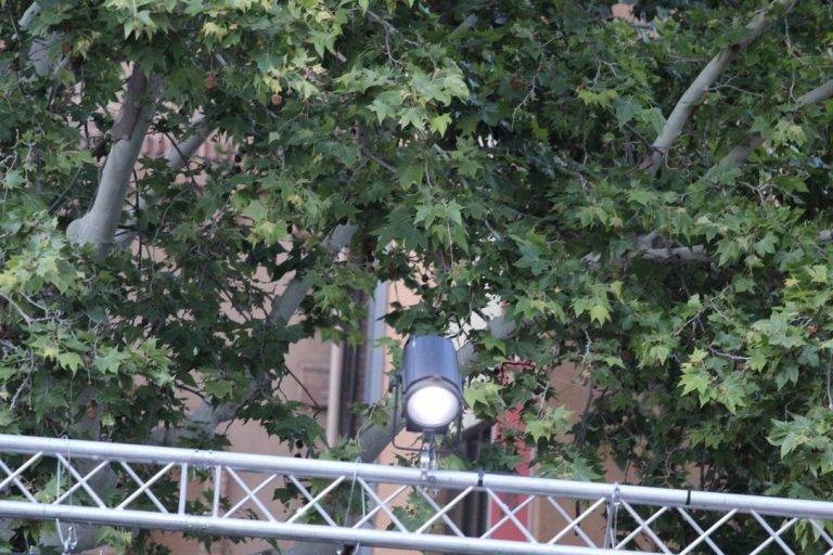 FOTOGRAFÍA. BARCELONA (REINO DE ESPAÑA), 10 DE MAYO DE 2024. Chubascos y tormentas en España. Fotos curiosas cierre de campaña 12M de VOX en defensa propia en Plaza d'Artós de Barcelona. Elecciones catalanas del 12 Mayo. La emblemática plaza de la rebelión pacífica de la resistencia catalana al golpe en Cataluña, Plaza Artos se inunda de verde y rojigualda pidiendo votos masivos a VOX el próximo domingo, 12 de mayo de 2024; con protagonistas: el presidente de VOX Barcelona y candidato número 3 por esta provincia al Parlament de Catalunya, Joan Garriga Doménech; el candidato por Lérida, Rafael Villafranca Merce; el candidato por Gerona, Alberto Tarradas Peneque; por Tarragona, Sergio Macián de Greef; el candidato número 3 al Parlamento Europeo, Juan Carlos Girauta Vidal; el candidato a president del Govern de la Generalitat de Catalunya y cabeza de lista por Barcelona, Ignacio Garriga Vaz de Conceiçao; y el líder opositor español y presidente de VOX, Santiago Abascal Conde. Entre asistentes, toda la cúpula nacional de VOX y vicepresidentes de los Gobiernos en coalición de VOX, y activista de la resistencia al fascismo y separatismo de los grupos comunistas y derechistas cobardes en España. Además, la portavoz del Grupo Parlamentario en el Congreso de los Diputados, María José Rodríguez de Millán Parro; el candidato de VOX a las elecciones europeas del próximo 9 de junio de 2024, Jorge Buxadé Villalba; los integrantes dle Grupo Municipal de VOX en el Ayuntamiento de Barcelona, Gonzalo de Oro-Pulido Plaza y Liberto Mariano Senderos Oliva, presidente del Grupo y concejal, respectivamente; la diputada nacional por Sevilla al Congreso de los Diputados, María de los Reyes Romero Vilches; el número 2 de VOX a las elecciones europeas del 9 de junio, Hermann Leopoldo Tertsch del Valle-Lersundi (Hermann Tertsch); el vicepresidente primero de Desarrollo Territorial, Despoblación y Justicia del Gobierno de Aragón, Alejandro Nolasco Asensio; el exjugador de baloncesto que se desempeñaba como ala-pívot, presidente de Vox en la Región de Murcia así como diputado en la Asamblea Regional de Murcia y Vicepresidente y Consejero de Interior, Emergencias y Ordenación del Territorio del Gobierno de la Región de Murcia, José Ángel Antelo Paredes; el vicepresidente del Gobierno de la Junta de Castilla y León desde 2022 y líder de Vox en Castilla y León, Juan García-Gallardo Frings; el torero retirado, miembro de Vox y vicepresidente primero y consejero de Cultura y Deportes del Gobierno de la Generalidad Valenciana, desde julio de 2023, Vicente Barrera Simó; y el Youtuber "un murciano encabronao", Raúl Alfonso Paredes. Lasvocesdelpueblo (Ñ Pueblo)