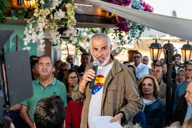 FOTOGRAFÍA. BARCELONA (REINO DE ESPAÑA), 10 DE MAYO DE 2024. Cs llama a sus 1.100.000 votantes de 2017 en su cierre de campaña. Cierre de campaña electoral del 12M catalán. Cs llama a sus 1.100.000 votantes de 2017 en su cierre de campaña. El candidato de Cs a president del Govern de la Generalitat de Catalunya y cabeza de lista por Barcelona, Carlos Carrizosa Torres, ha recordado que "nunca pediremos perdón por apoyar a los Cuerpos de Seguridad del Estado, jueces y fiscales, reclamar que se haga justicia encarcelando a Puigdemont, llevar 18 años defendiendo una Cataluña sin imposiciones o por defender los derechos y libertades de todos en una Cataluña de ciudadanos libres e iguales". Lasvocesdelpueblo (Ñ Pueblo)