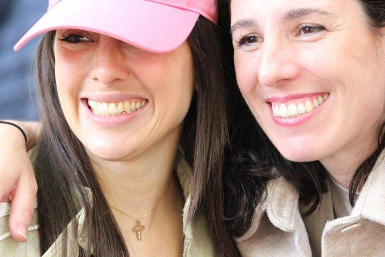 FOTOGRAFÍA. BARRIADA SANT EULÀLIA DE HOSPITALET DE LLOBREGAT (BARCELONA) CATALUÑA (REINO DE ESPAÑA), 01 DE MAYO DE 2024. Fotos destacadas 1 Mayo de la Resistencia en defensa propia. En la imagen, la concejala del Grupo Municipal de VOX en el Ayuntamiento de Viladecans (Barcelona), Josling Efigenia Montilva Peralta (i), junto a la diputada por Almería al Congreso de los Diputados, Rocío de Meer Méndez (d). Acto Primero de Mayo 2024 del sindicato para la Defensa de los Trabajadores de España Solidaridad y el partido de los obreros españoles VOX. Desde la formación de la clase trabajadora y obrera de España, han movilizado un potencial importante de las caras visibles del proyecto verde para acompañar a los obreros catalanes y los del resto de España —liderados por el secretario general del sindicato Solidaridad, Rodrigo Alonso Fernández- este mediodía en Participará, en plaza Pius XII de la barriada Santa Eulàlia —situada cerca de la escuela Centro Escolar Santa Eulalia y del mercado Mercat de Santa Eulàlia—; concretamente, a la diputada por Almería al Congreso de los Diputados, Rocío de Meer Méndez (d), al jefe de la delegación de VOX en la Eurocámara y candidato del Partido para las elecciones europeas del próximo 6 y 9 de junio de 2024, Jorge Buxadé Villalba, y al candidato a president del Govern de la Generalitat de Catalunya y secretario general de VOX, Ignacio Garriga Vaz de Conceiçao, quien ha clausurado el acto reivindicativo. Lasvocesdelpueblo (Ñ Pueblo)